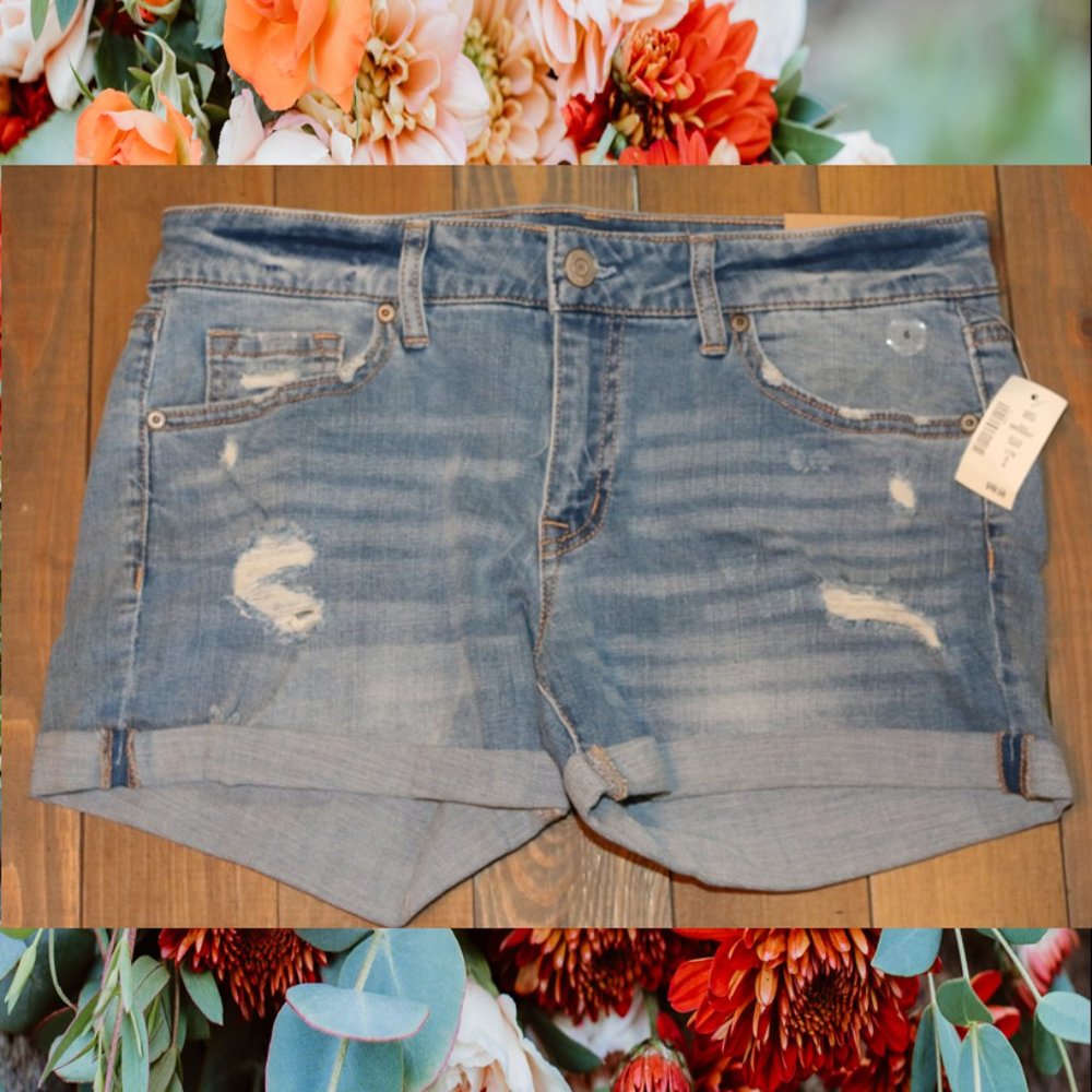 NWT Aeropostale Midi Distressed Low Rise Light Wash Denim Shorts – Size 6